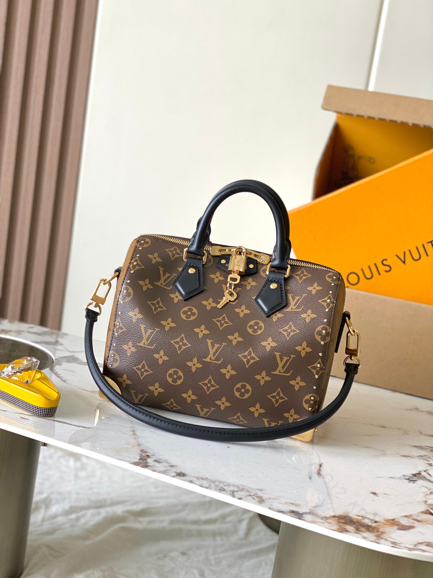 SPEEDY TRUNK 25 HANDBAG M26181