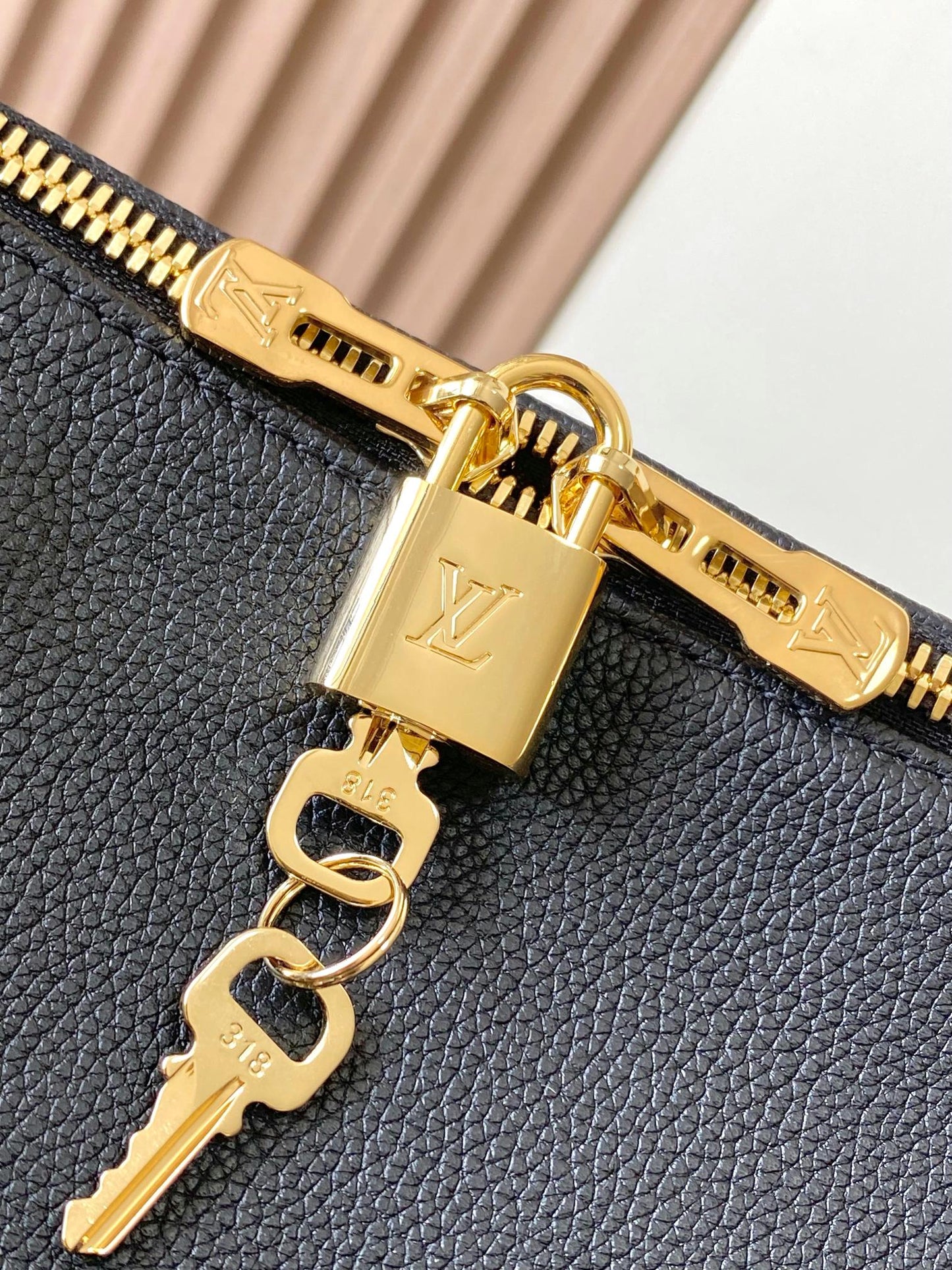 EXPRESS Large Handbag  M26037
