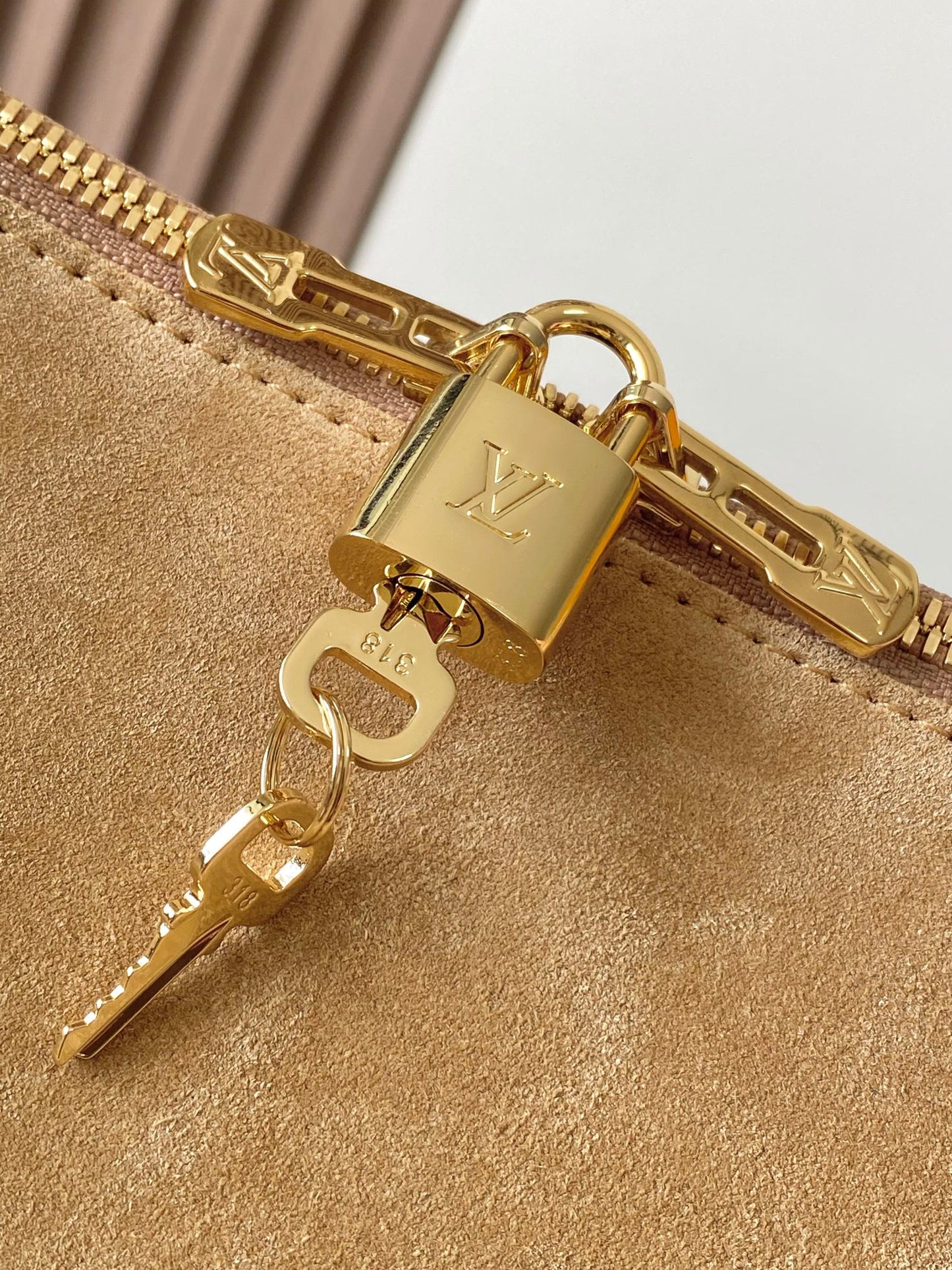 EXPRESS Medium Handbag  M26358