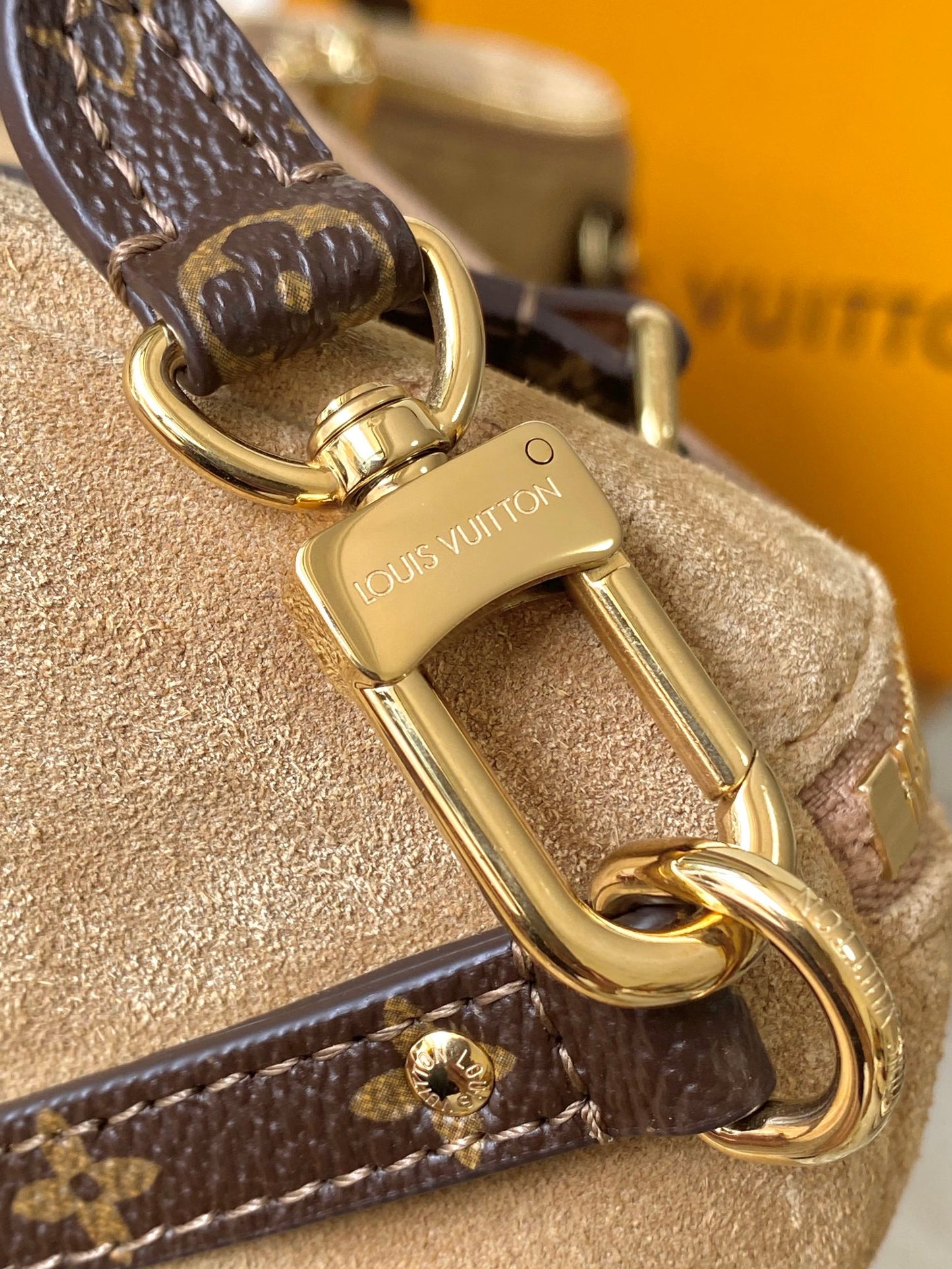 EXPRESS Medium Handbag  M26358